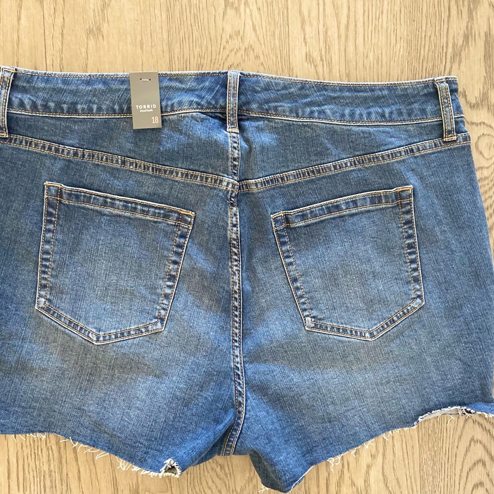 Torrid Blue Jean Shorts NWT - Picture 4 of 6